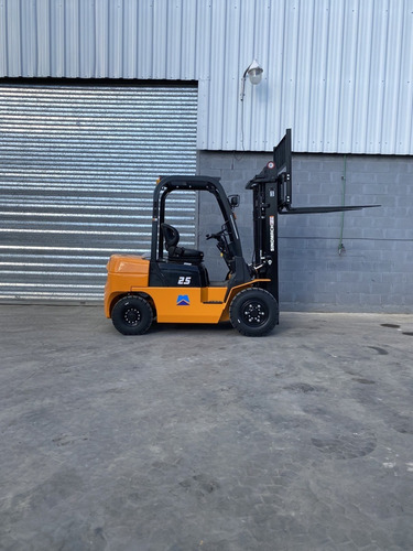 Autoelevador 2500kg 2.5 Toneladas Triple Torre 4.5m