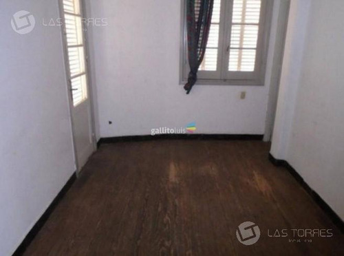 Apartamento - Centro 1ro Por Escalera, A Reciclar, Sin Gastos Comunes, Balcon