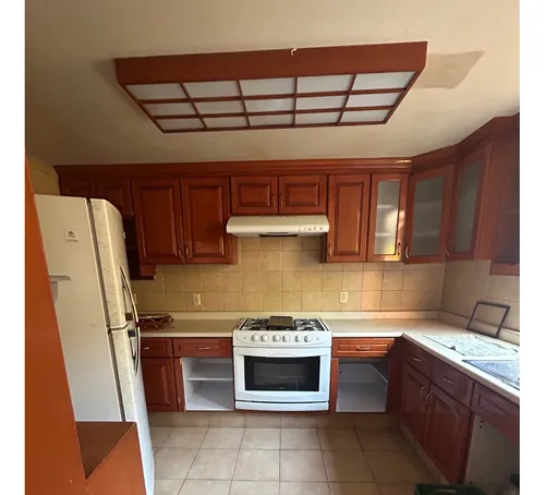 Excelente Casa En Alcaldía Tlalpan Con Uso De Suelo Comercial En Planta Baja Y Dos Locales (c)