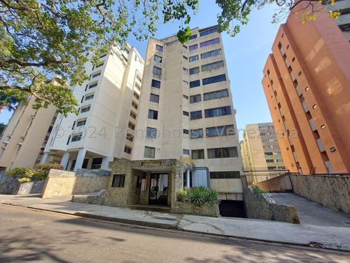 Amplio Apartamento De 91 Mts De 2 Habitaciones Y 2 Baños. Necesita Ser Restaurado, Lo Que Hace Sea Una Oportunidad Para Que Usted Lo Pueda Remodelar A Su Gusto Y Estilo. Muy Bien Ubicado