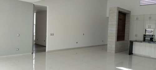 Residencia En Zona Exclusiva Coto Al Norponiente De La Ciudad De Aguascalientes De Un Nivel Y 4 Recamaras Canchas, Alberca Todas Las Amenidades En 610 Mts De Terreno Y 380 Mts De Construcción