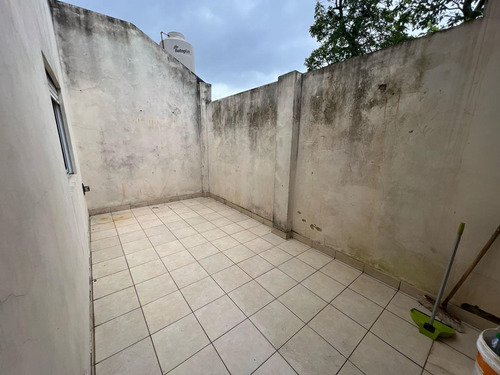 Alquilo Excelente Piso En Caseros De 3 Ambientes Grandes Con Terraza Y Patio Propio!! F: 4571