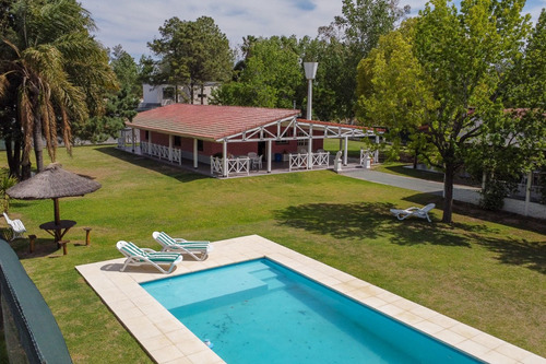 Casa Increible En Fisherton. Pileta Y Quincho Para Familia Y Amigos. Despedidas Soltero