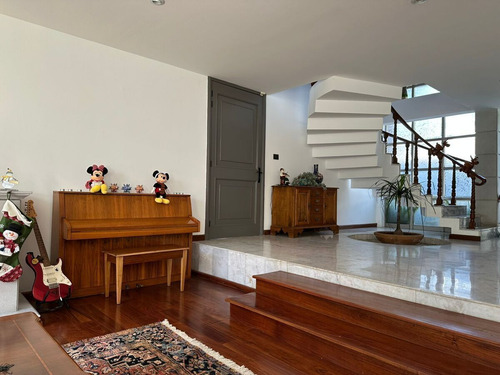 Casa Remodelada Y Llena De Espacios En El Corazón De Pedregal De San Francisco