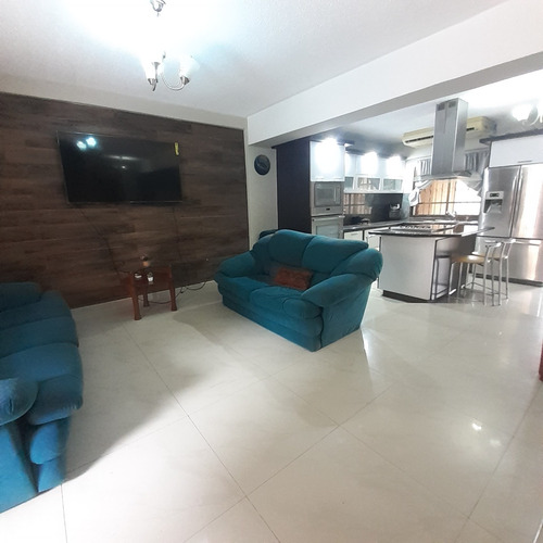 En Venta Cómodo Townhouse En Lecheria . Rosa Maria Evergreen