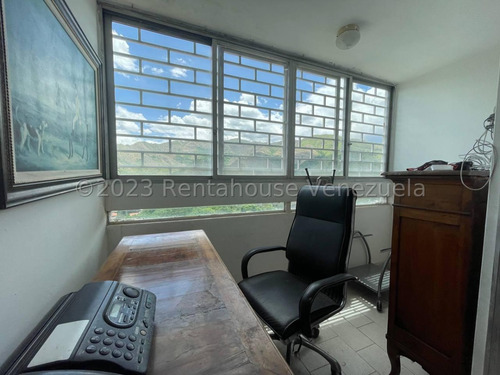 Penthouse En Venta En Zona Norte De Maracay En Las Delicias De Dos Pisos Excelente Ubicación Para Remodelar A Su Gusto Nela 24-8695
