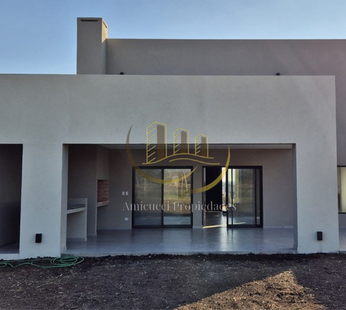 Casa De 4 Ambientes A Estrenar, En El Barrio Privado San Sebastian. Pilar. Consultar Financiacion