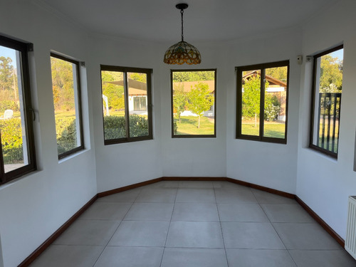 Arriendo Parcela C/ Casa Funcional En Condom. De Buen Nivel