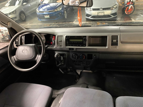 Imagen 8 de 10 de Toyota Hiace 2.7 Bus 15 Pas Std 5 Vel Ac 2013