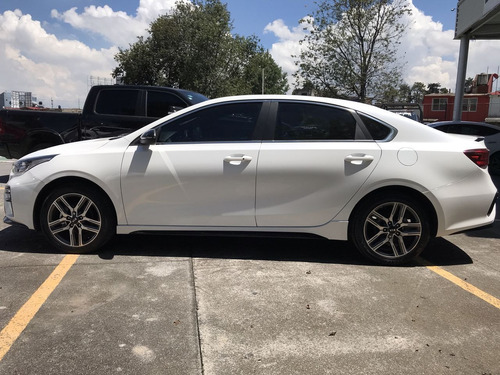 Imagen 4 de 15 de Kia Forte 2021 2.0 Hb 5 P Gt Line At