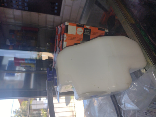 Imagen 3 de 7 de Deposito De Agua Radiador Mahindra Pick Up-2.6 De 07/12 Leer