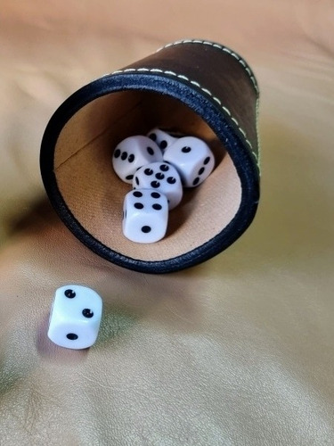 Juego De Cacho De Cuero Natural ( 1 Vaso + 5 Dados) 