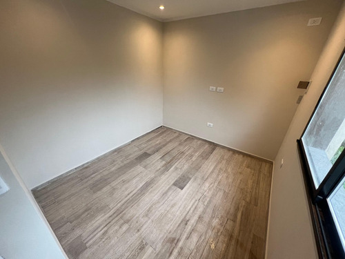 Moderna Casa A Estrenar Sobre Calle Goti (barrio La Concordia )