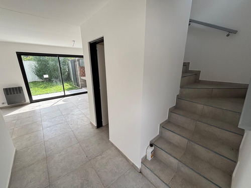 Duplex En Venta - 2 Dormitorios 2 Baños - 207mts2 - Villa Elisa