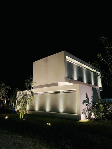 Moderna Casa En Dos Plantas En Barrio Semi Cerrado Canning Ezeiza