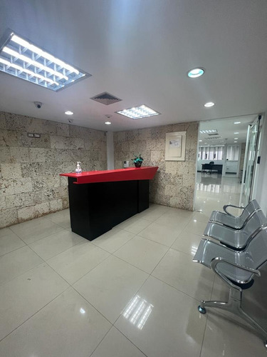 Se Alquila Oficina 230m2. Altamira.