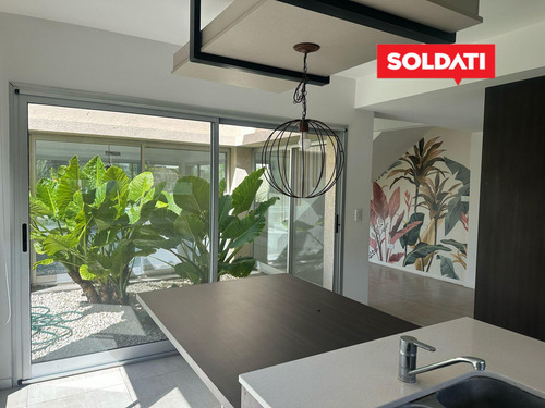 Venta 3 Cuartos Y Escritorio. Pileta, Parrilla, Piscina.