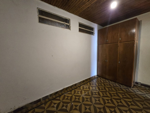 Venta Casa De Pasillo Dos Dormitorios Y Patio