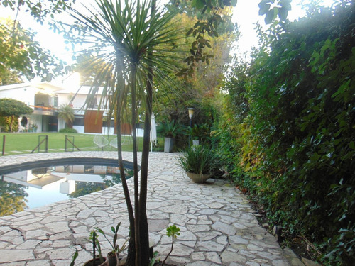 Imagen 16 de 30 de Casa De 5 Dormitorios De Excelente Diseño Y Calidad - Las Lomas-jockey. San Isidro.