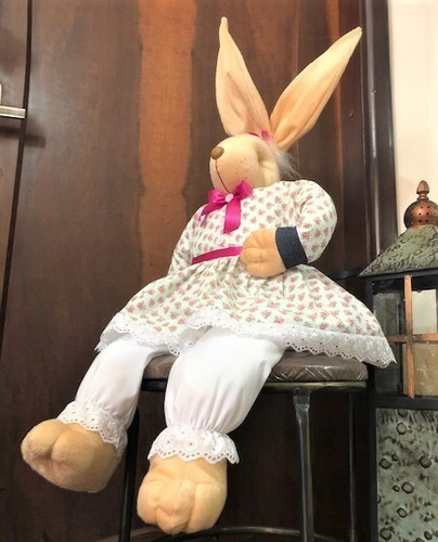 Imagem 2 de 8 de Coelho Sentado Decorativo Em Tecido 90cm