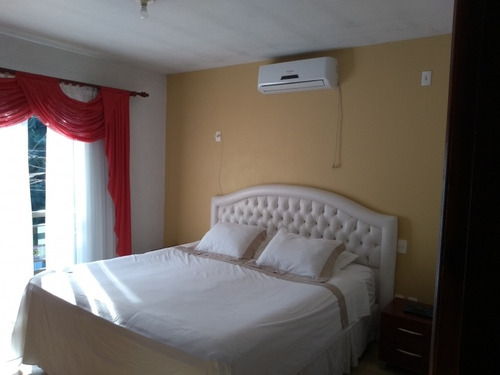 No Bairro Itoupava Norte, Para Quem Procura Morar Com Conforto E Boa Localização A Poucos Minutos Da Via Expressa. Casa Com 2 Pavimentos Contendo Na Parte Inferior Sala De Estar, Cozinha Com Móveis S