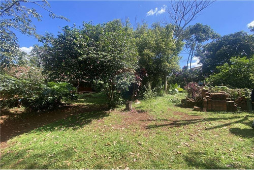 Vendo Amplia Casa Con Amplio Terreno De 1816 M2 En Bella Vista Sur: 7 Habitaciones Y 2 Baños.