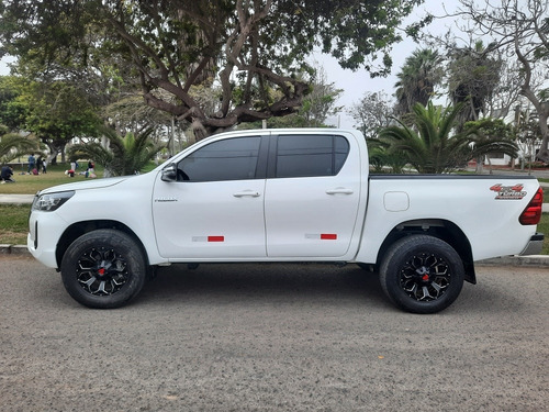 Imagen 5 de 5 de Alquiler De Camioneta Hilux 4x4 2022