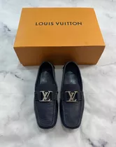 Louis Vuitton #7.5 👨🏻 mocasines para hombre. 💲12,990 Mocasines en piel  color negro, logo Lv al frente en color plata.