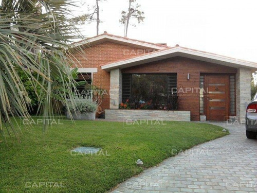 Venta Y Alquiler De Temporada. Linda Casa Con Piscina A Pasos De La Playa Mansa. Punta Del Este- Ref: 24862