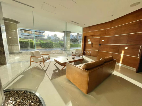 Apartamento En Venta De 2 Dormitorios En Icon Tower, Punta Del Este.