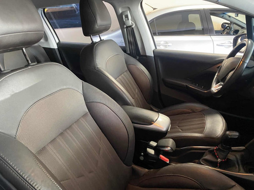 Imagen 6 de 7 de Peugeot 2008 2016 1.6 Feline