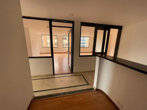 Oficina En Arriendo/venta En Lago Gaitan. Cod A17149