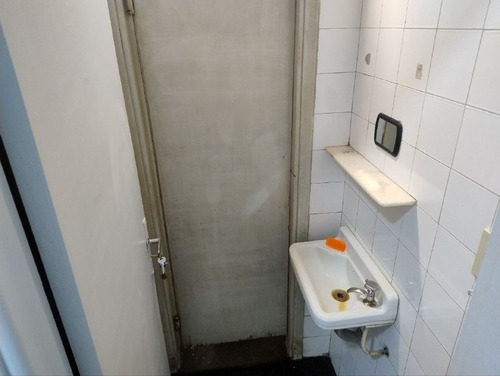 Mas Barato Que Un Auto, Apartamento Con Destino Exclusivo A Estudio- Comercio, Baño De Uso Común Con Otra Unidad.