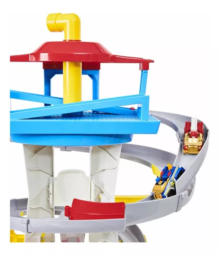 SPIN MASTER Paw Patrol patrulhando torre com uma pista de corrida