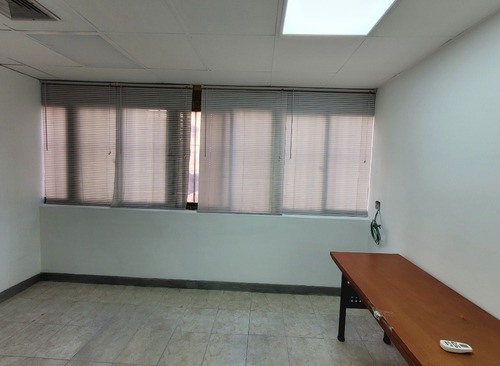 En Alquiler Excelente Oficina En Centro Plaza De 57 M2. Lm25-18438