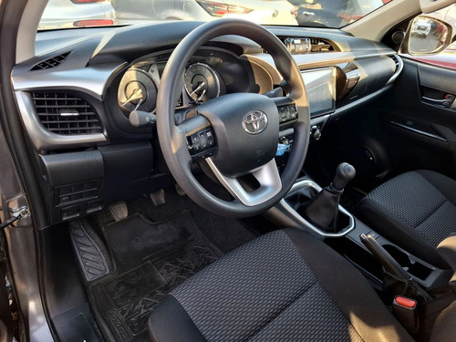 Toyota Hilux DCAB SR MT 4X2 2.4
