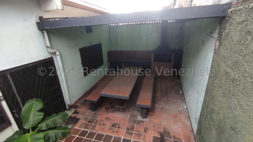 En Alquiler Constituida Por Una Edificación De Tres Niveles, En Su Primera Planta Un Amplio Deposito Ideal Para Establecer Su Empresa 24-2083 Irrr