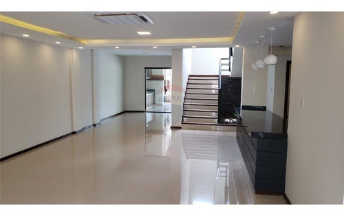 Vendo Lujosa Casa Con Piscina, A Pasos Del Circuito Comercial De Encarnación.