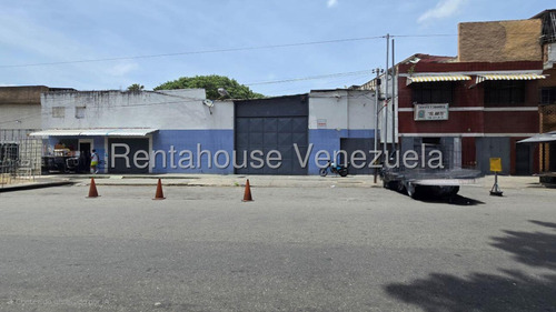 Ms: 25-24198 Se Vende Amplio Y Cómodo Galpón En Catia. A=867m2, 2b, 8p.