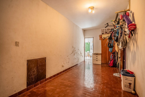 Casa 4 Ambientes, Jardín, Patio, Parrilla Y Cochera En Venta En Floresta. Apto Credito.