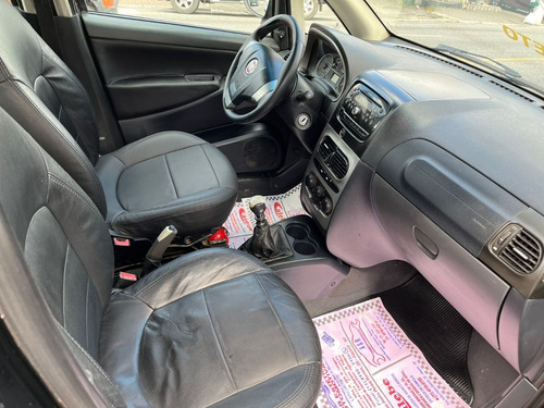 Imagem 9 de 13 de Fiat Idea Attractive 1.4 8v (flex)