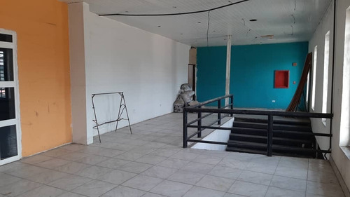 Imagen 5 de 13 de Local Mezzanina En Alquiler, Cc Brisas Del Neveri, Barcelona