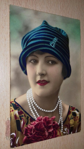 Antigua Postal Coloreada Mujer Con Sombrero Y Collar De Epoc
