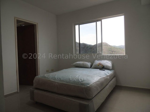 Apartamento A Estrenar, Con Excelente Ubicación El Parral 24-22142