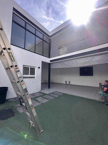 Oficinas / Bodega 175m2 3 Baños Excelente Ubicación Al Sur