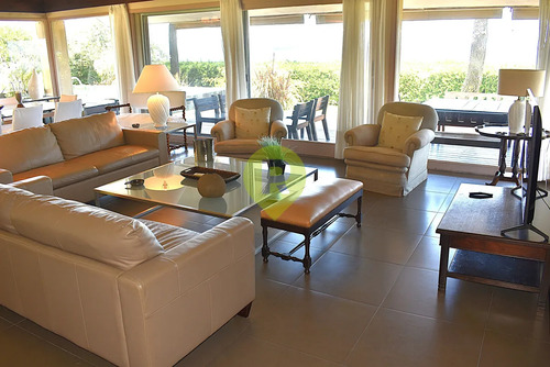 Venta Propiedad Única Frente Al Mar Con Piscina Infinita Y 3 Suites En Punta Del Este