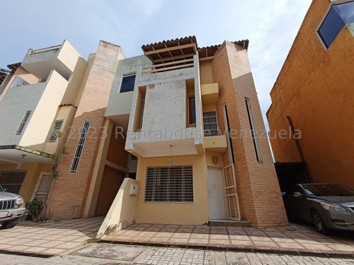 Casa Townhouse De Tres Niveles En Venta Conjunto Privado De Cagua Corinsa Acabados De Primera Remodelado Total Terraza Vista 360 Negociable Estef 24-3391