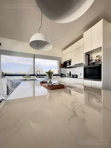 Casa Con Excelente Diseño En Barrio Marinas Puertos Del Lago