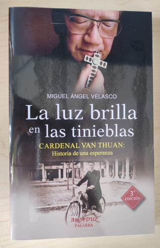Libro La Luz Brilla En Las Tinieblas