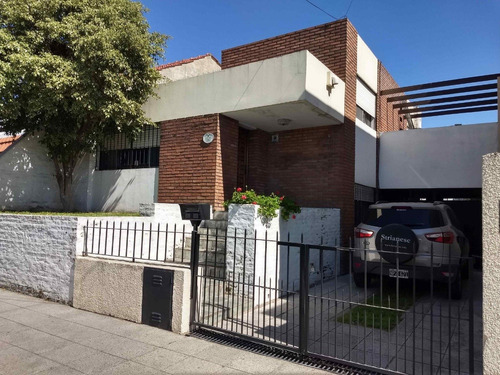 Casa 4 Amb. C/parque. Comahue Al 1800, Banfield